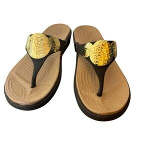Crocs Sanrah Hammered Circle Wedge Flip Sandal Women's size 8
Gold Tone Expresso